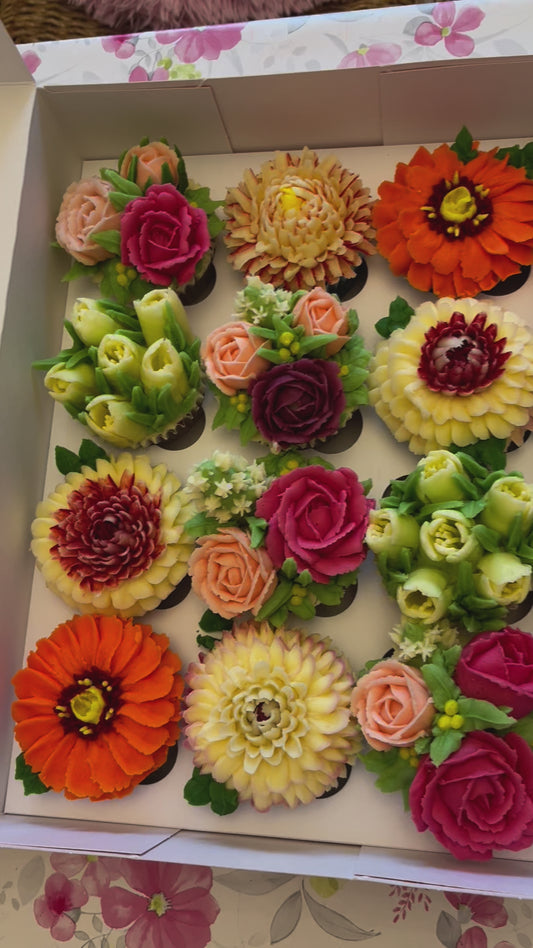 Box of 4 flower cupcakes